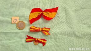Militaria: Guerra Civil..3 insignias Ojal , Solapa.Boton .lazos patrioticos Bandera España.Originales tela .n.7